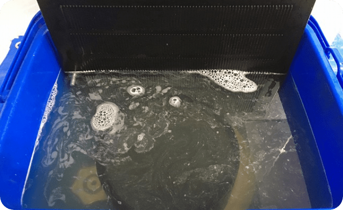 浸けたパーツから徐々に汚れが浮かび上がっている様子