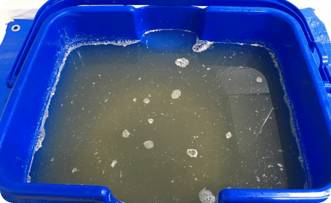 洗浄液に汚れが出ている様子