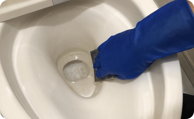 便器内を専用の洗剤等で掃除している様子