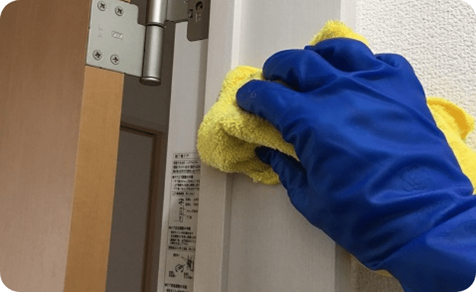 建具を掃除している様子